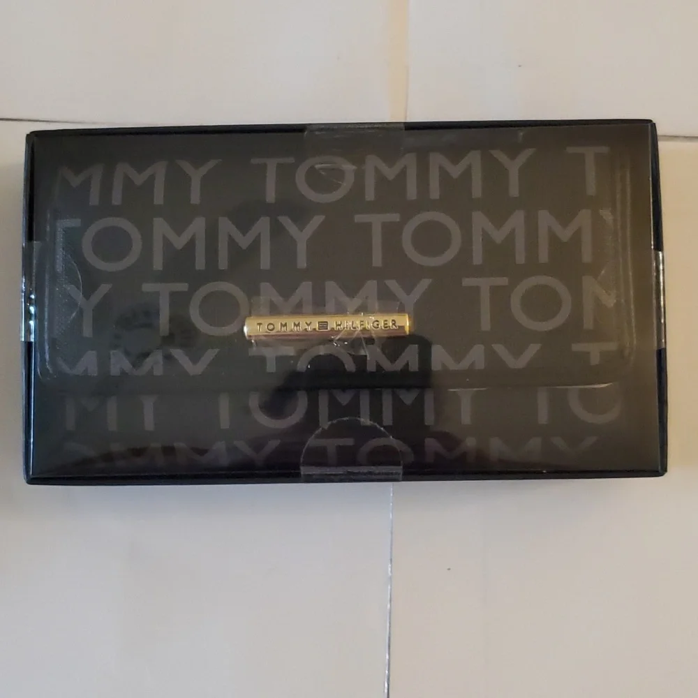 New in box authentic women's Tommy Hilfiger leather wallet